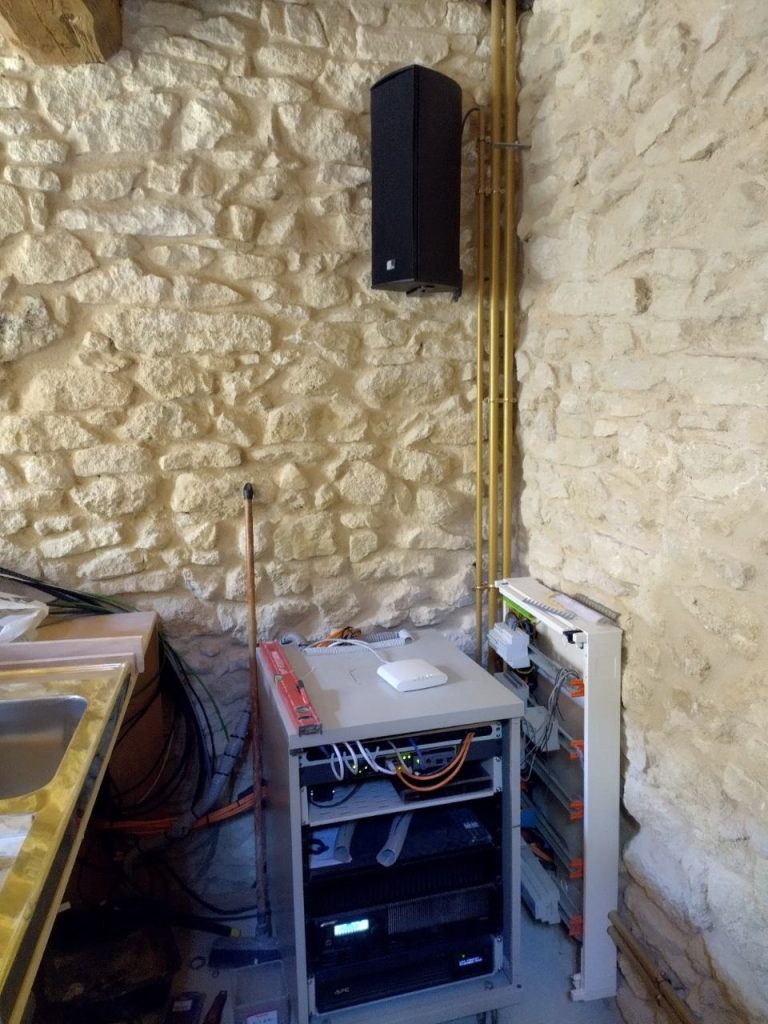 Équipement audio dans une pièce