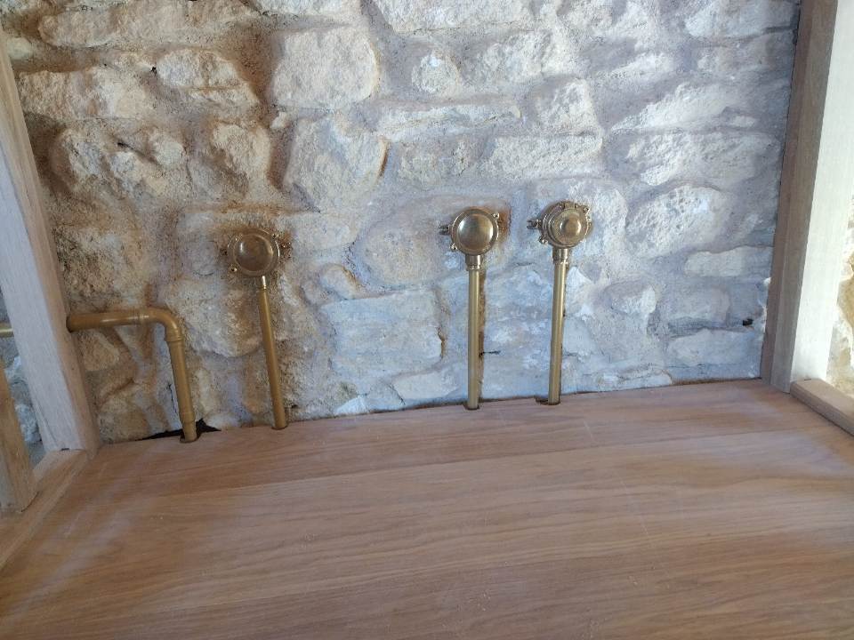 Tuyaux en métal sur mur