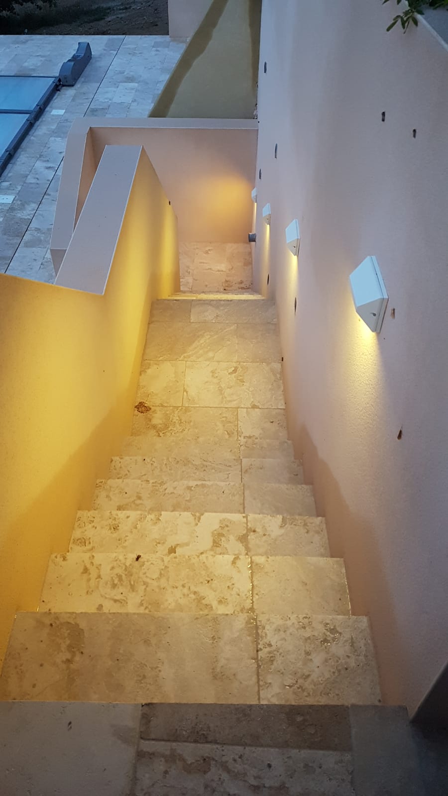 Escalier éclairé en pierre naturelle