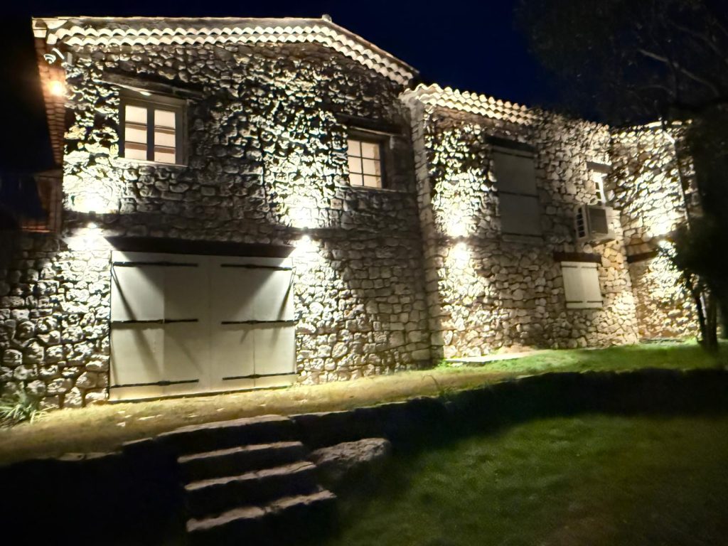 Maison en pierre illuminée nocturne