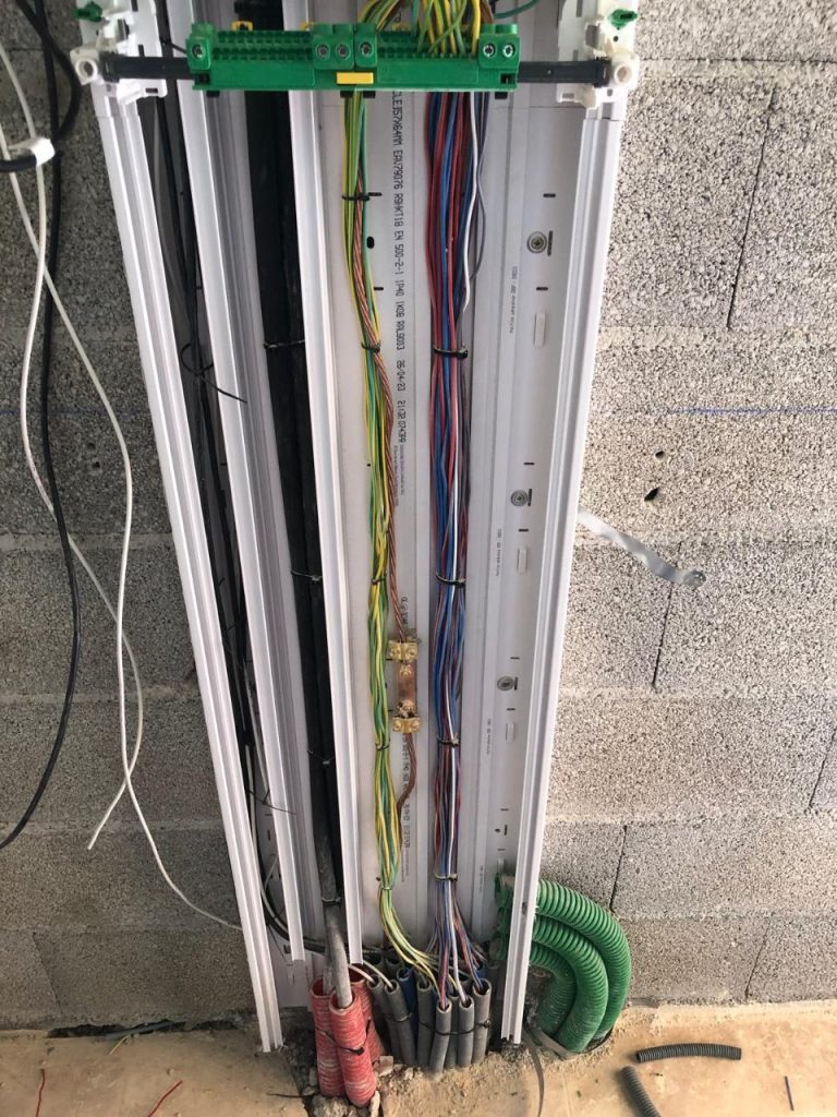 Fils électriques à l'intérieur d'un mur